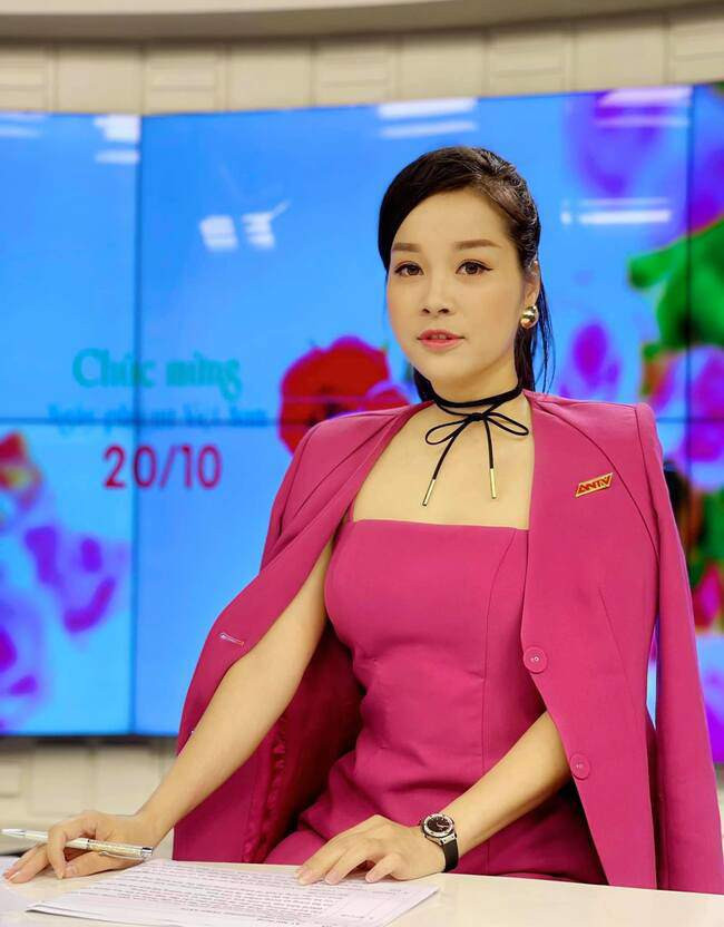 Ngoài nhà sang, cô nàng còn sở hữu xế hộp, đồ hiệu. Ở tuổi U40, cuộc sống của người đẹp được nhận định là sung túc, đầy đủ và khiến nhiều người mơ ước.