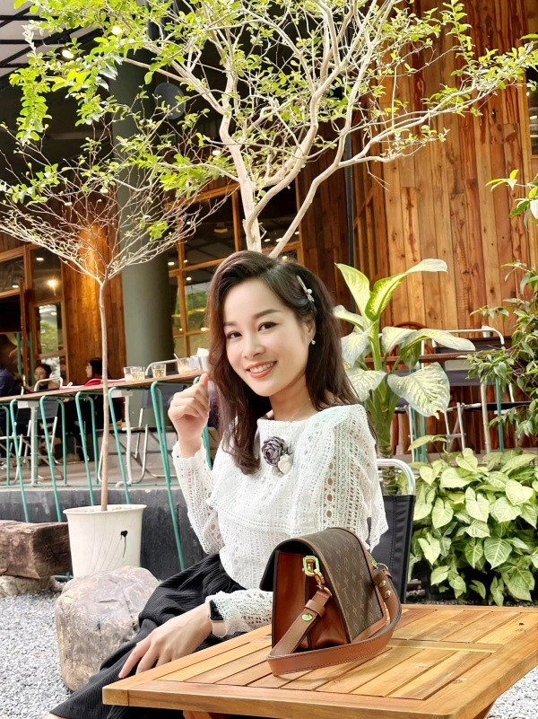 Gần đây, cô nàng vừa chia sẻ loạt ảnh hé lộ không gian trong căn hộ cao cấp của mình khiến khán giả trầm trồ.