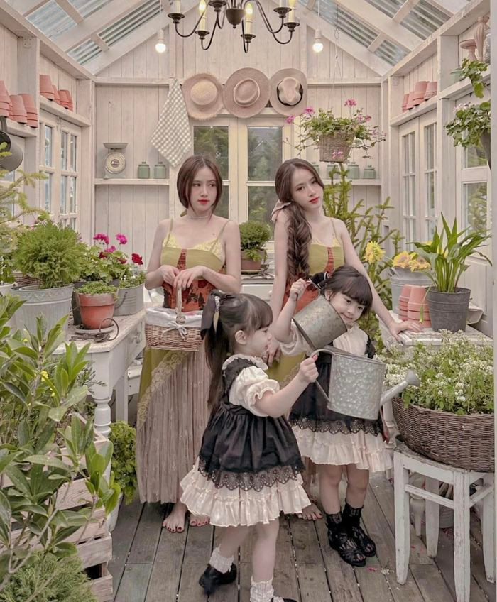 Bà mẹ 2 con cũng mang vẻ đẹp dịu dàng, nhẹ nhàng và thuần khiết rất chuẩn gái Huế. Ảnh: FBNV