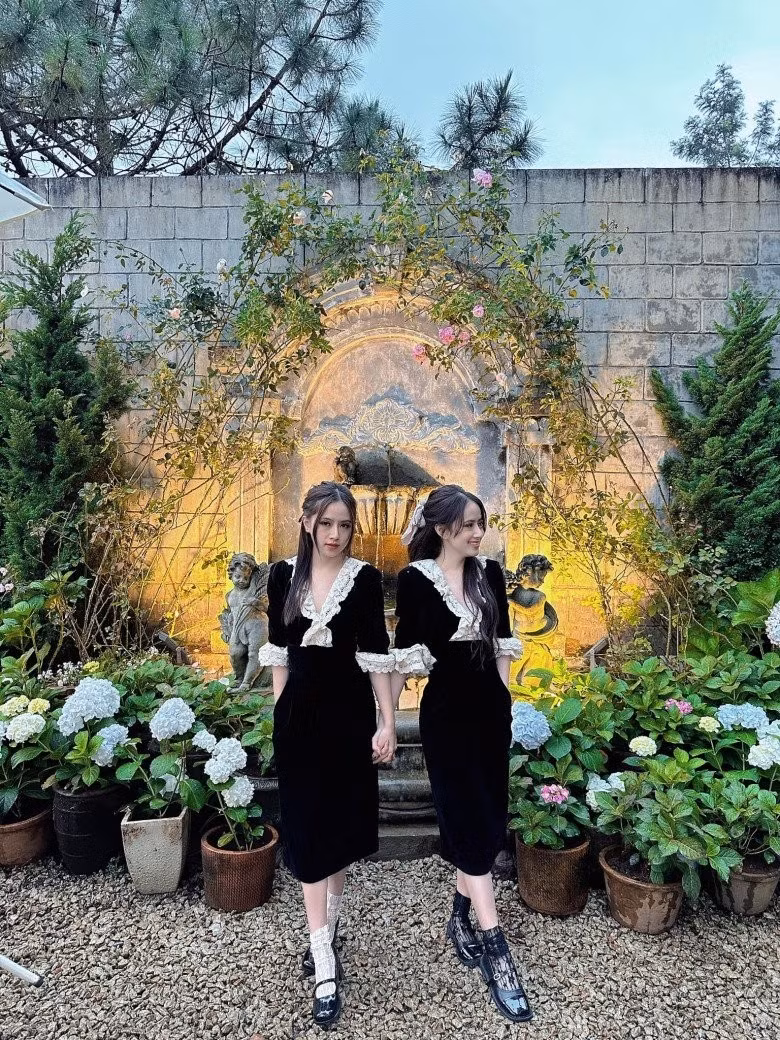 Làn da trắng như bông bưởi cùng hình thể mảnh dẻ của cô nàng là niềm ao ước của không ít chị em phụ nữ.