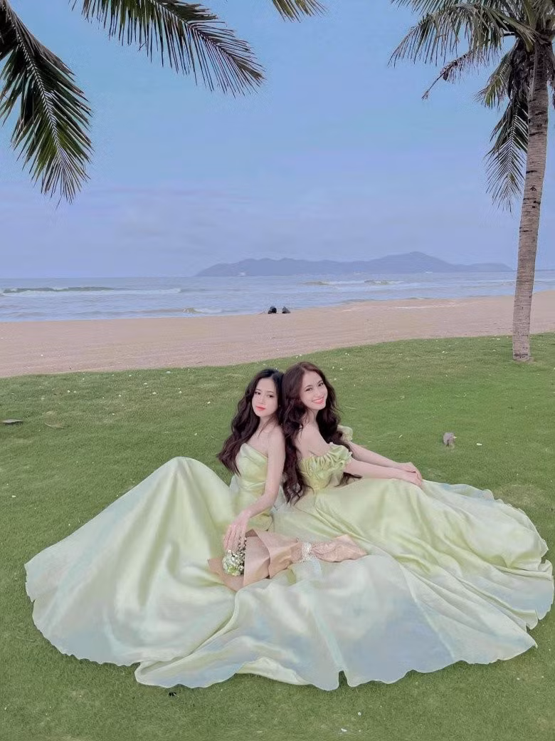 Em gái Nhật Anh dù đã làm mẹ vẫn sở hữu vóc dáng mơn mởn như gái trẻ.