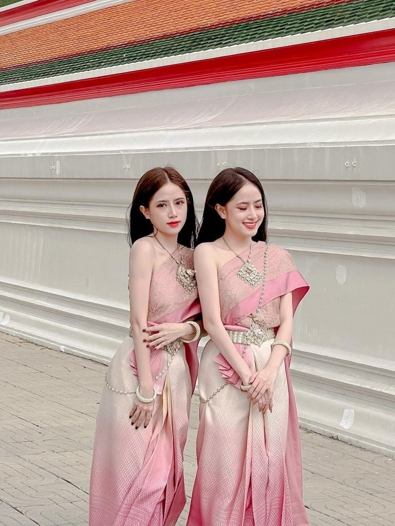 Vẻ đẹp trong trẻo, ngọt ngào chuẩn nàng thơ này của 2 gái xinh khiến nhiều chị em không khỏi trầm trồ ngưỡng mộ.