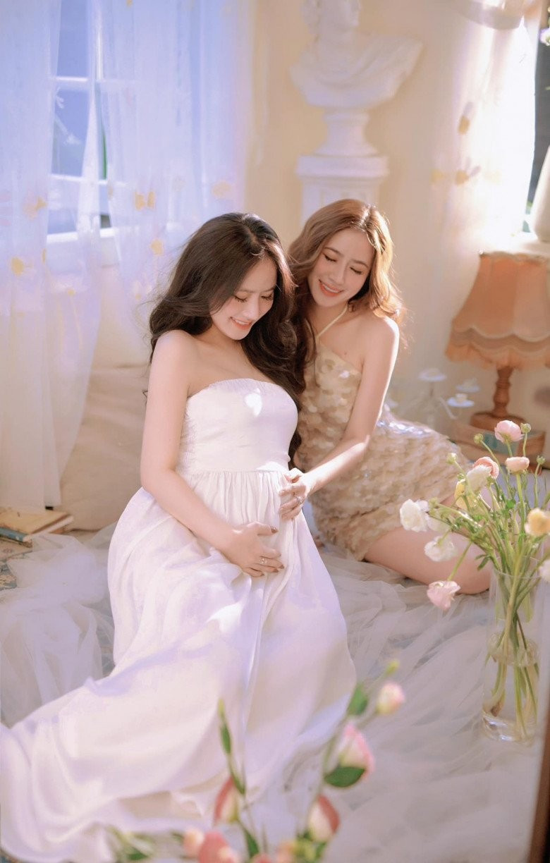 Đã có visual tương đồng, khó nhận biết ai là chị, ai là em, vậy mà cặp đôi lúc nào cũng ăn mặc và làm tóc gần như giống hệt nhau.