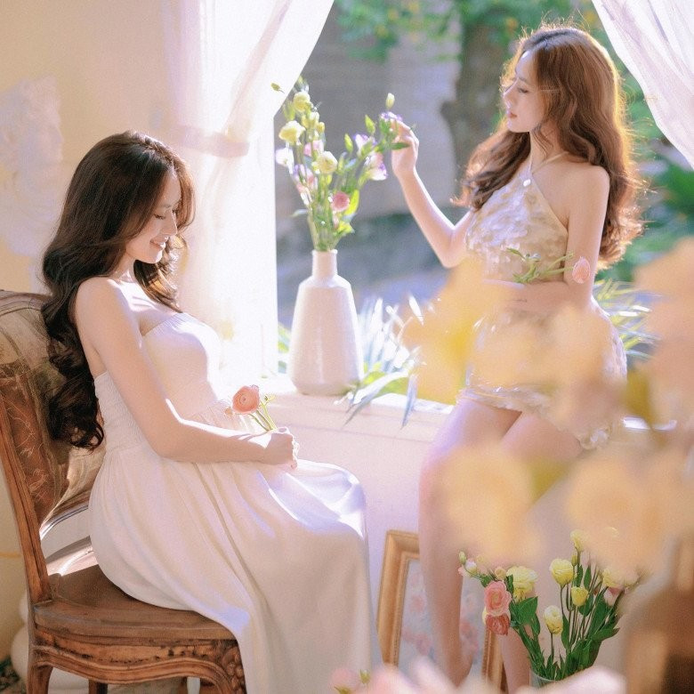 Gương mặt thanh tú góc nào ra góc đó, làn da trắng mịn bật tông cùng vóc dáng mình hạc xương mai nhưng tràn đầy sức sống giúp cặp chị em hot girl trông như búp bê.