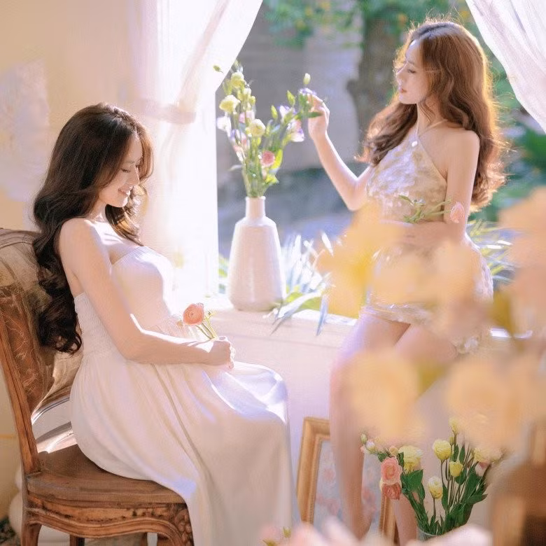 Gương mặt thanh tú góc nào ra góc đó, làn da trắng mịn bật tông cùng vóc dáng mình hạc xương mai nhưng tràn đầy sức sống giúp cặp chị em hot girl trông như búp bê.