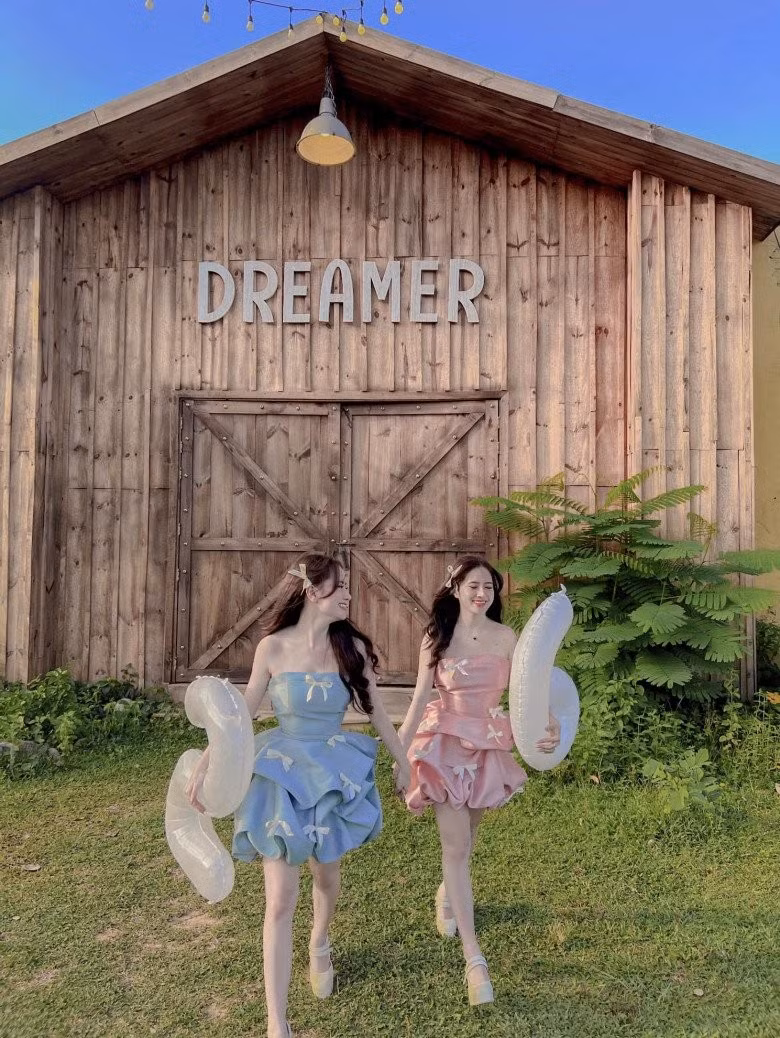 Dù đều đã yên bề gia thất, nhưng ngoại hình của cặp đôi luôn khiến dân tình lầm tưởng vẫn thuộc hội độc thân quyến rũ.