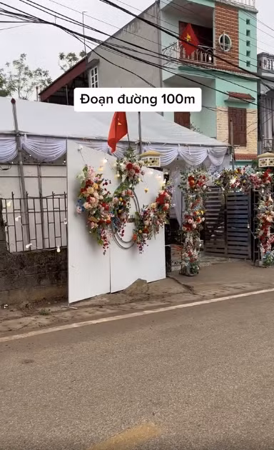 Mới đây, đoạn video ghi lại hình ảnh rạp cưới xuất hiện như ma trận trên một con phố 100m khiến nhiều người ngỡ ngàng.