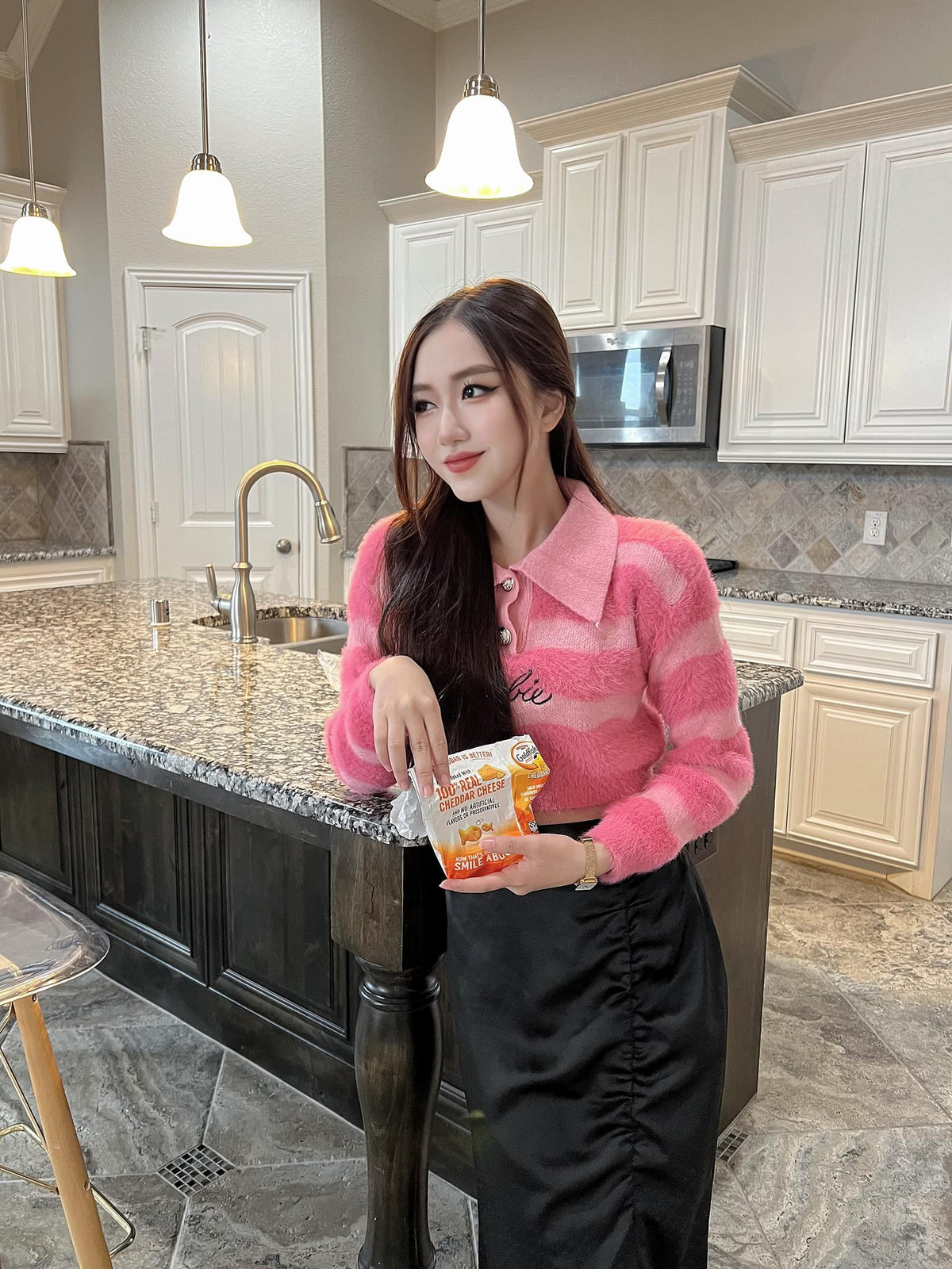 Cô được cộng đồng mạng gọi với danh xưng "tiểu tiên nữ Sài thành".