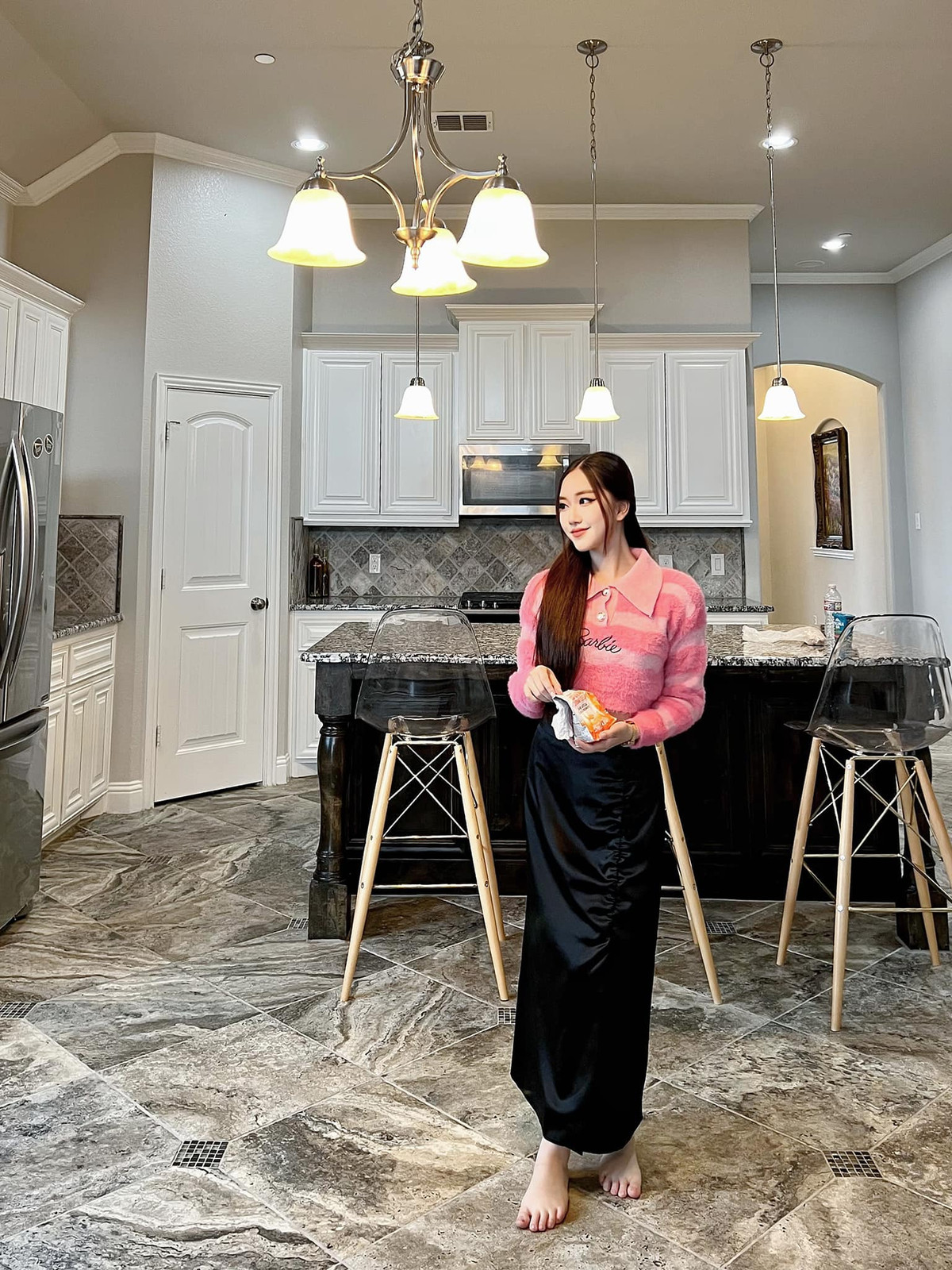 Năm 2022, Thoại Nghi lọt top 16 cuộc thi Miss Teen Universe 2022 (Hoa hậu Thiếu niên Hoàn vũ 2022) diễn ra ở Florida, Mỹ.