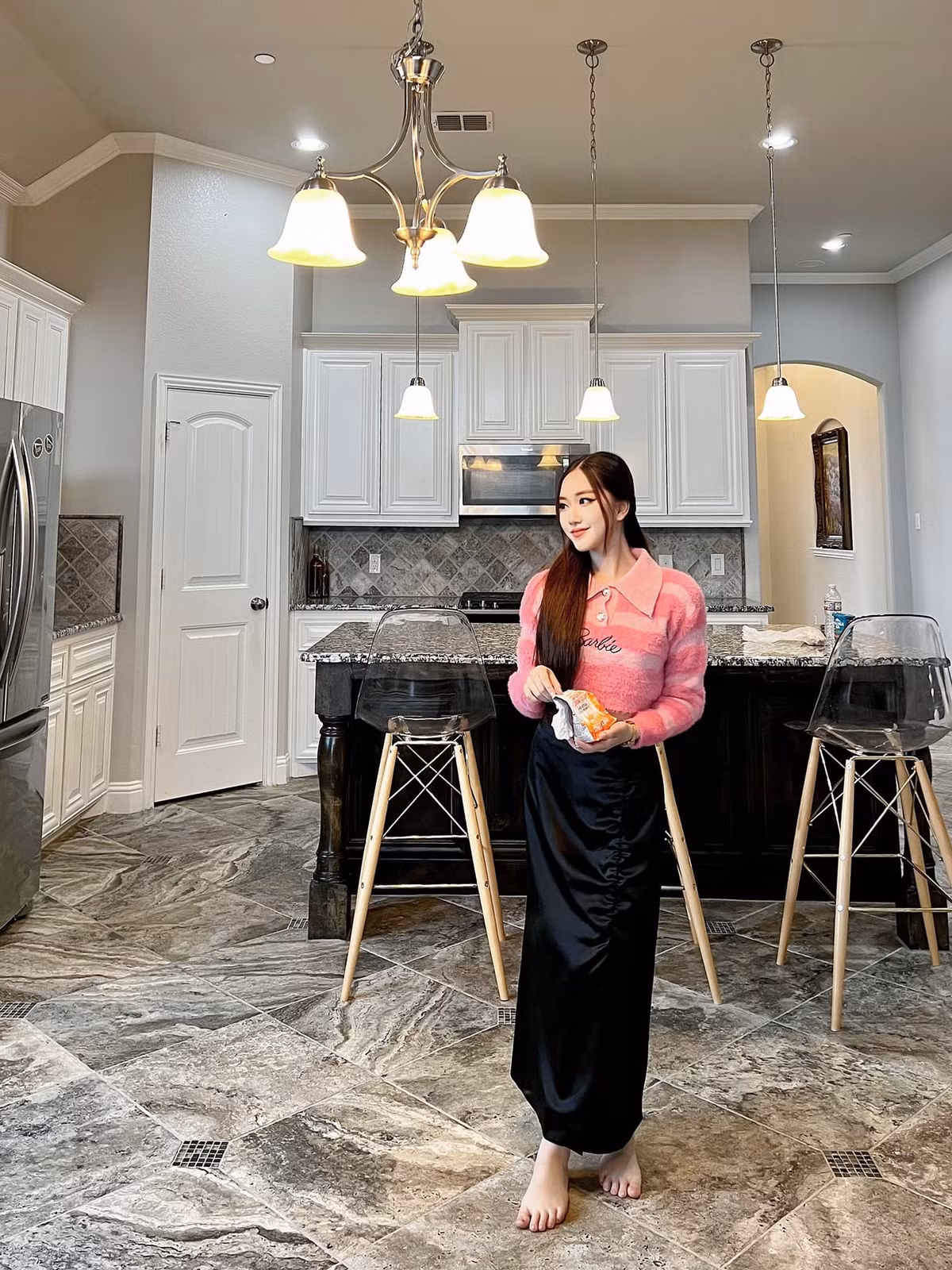 Năm 2022, Thoại Nghi lọt top 16 cuộc thi Miss Teen Universe 2022 (Hoa hậu Thiếu niên Hoàn vũ 2022) diễn ra ở Florida, Mỹ.