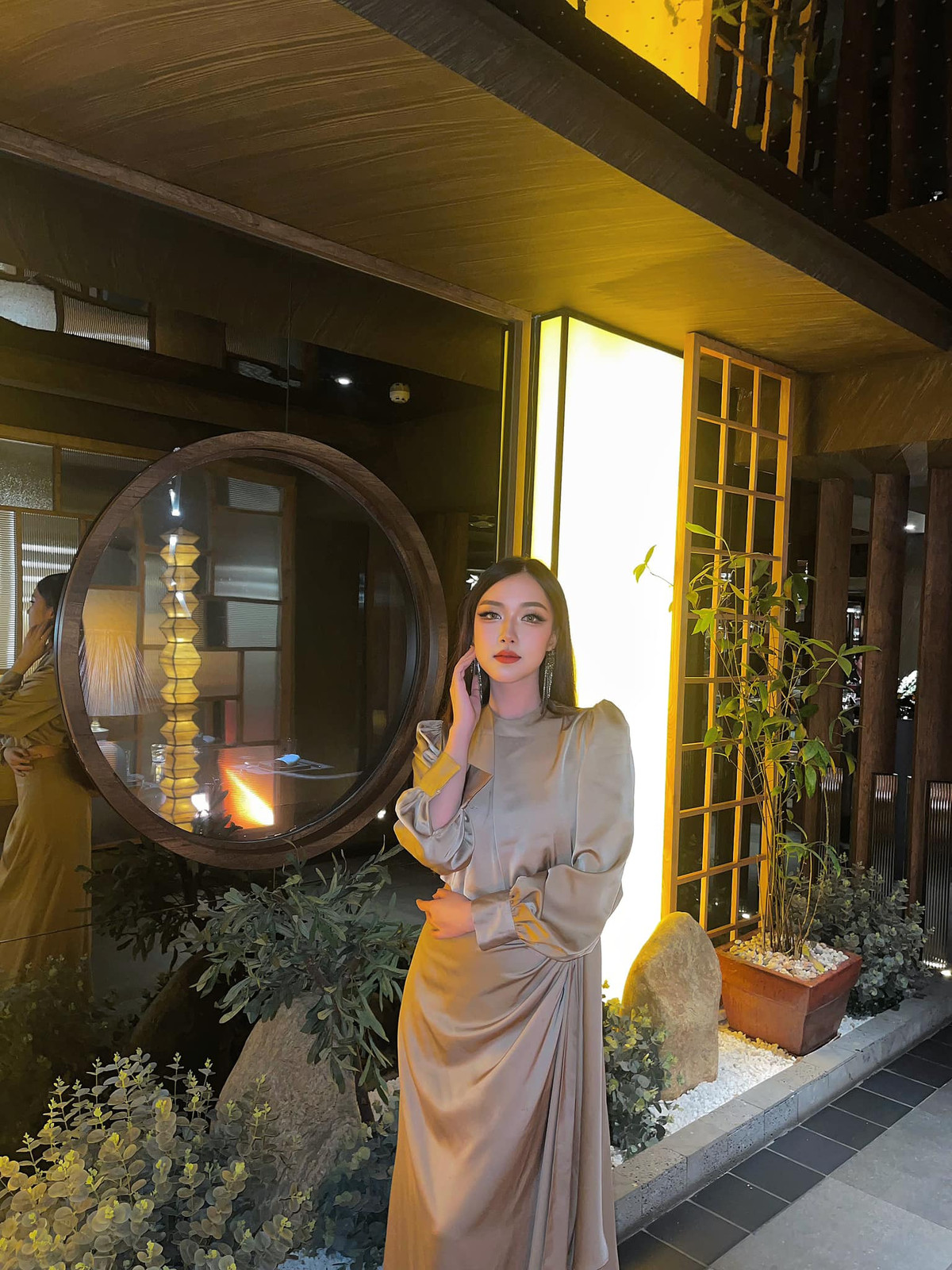 Hot girl Sài thành đã được biết đến là người mẫu ảnh nổi tiếng. Ngoài ra, cô còn hoạt động nghệ thuật với vai trò ca sĩ, diễn viên lồng tiếng và là gương mặt quen thuộc trong các MV ca nhạc.