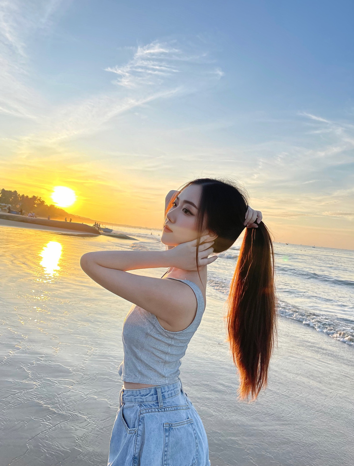 Theo chia sẻ của Thoại Nghi, cô nàng bắt đầu con đường nghệ thuật ca hát từ năm 8 tuổi, 11 tuổi ra mắt sản phẩm âm nhạc thiếu nhi của riêng mình.