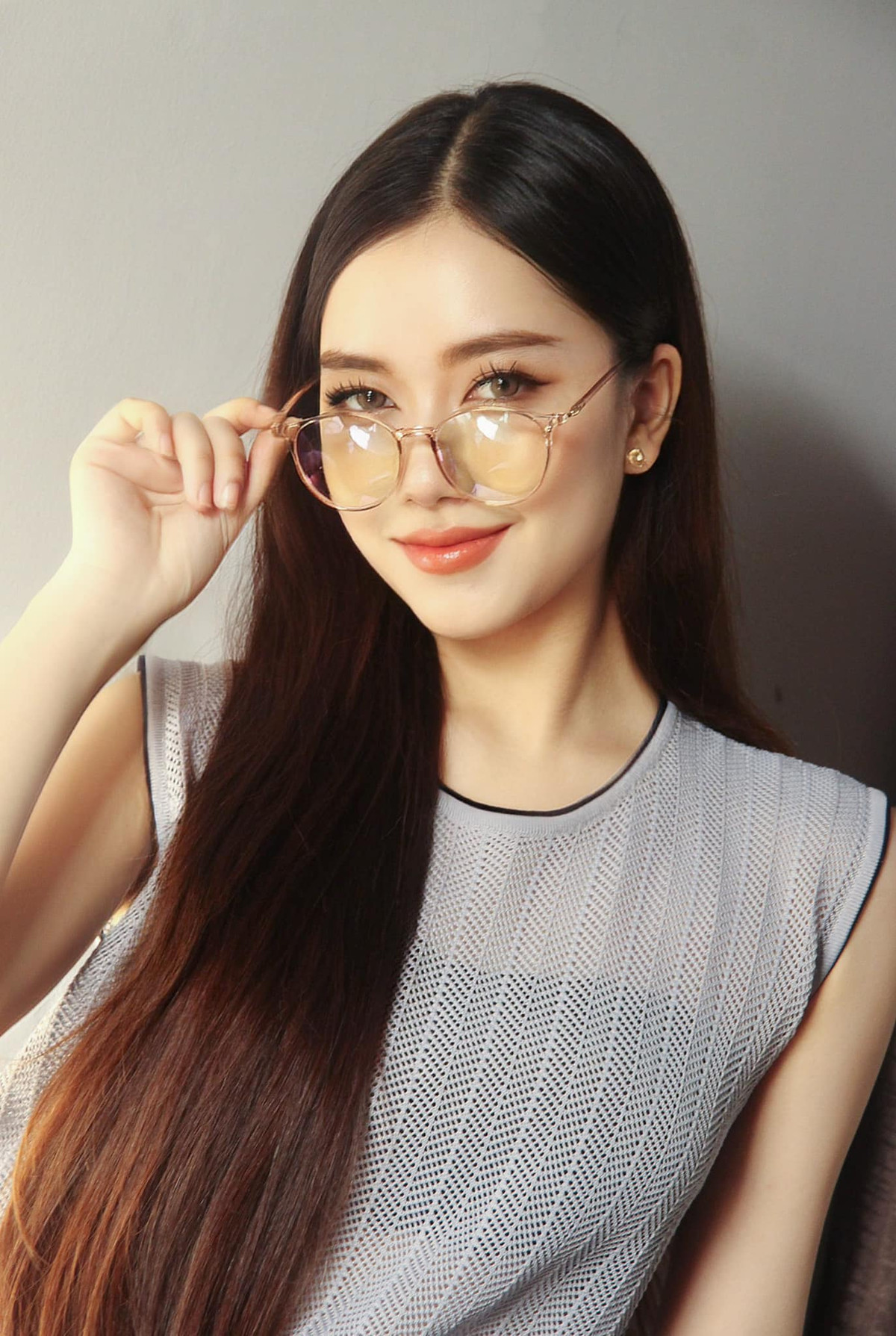 Sở hữu ngoại hình đẹp, Thoại Nghi được nhiều nhãn hàng mời chụp ảnh quảng cáo và làm gương mặt đại diện.