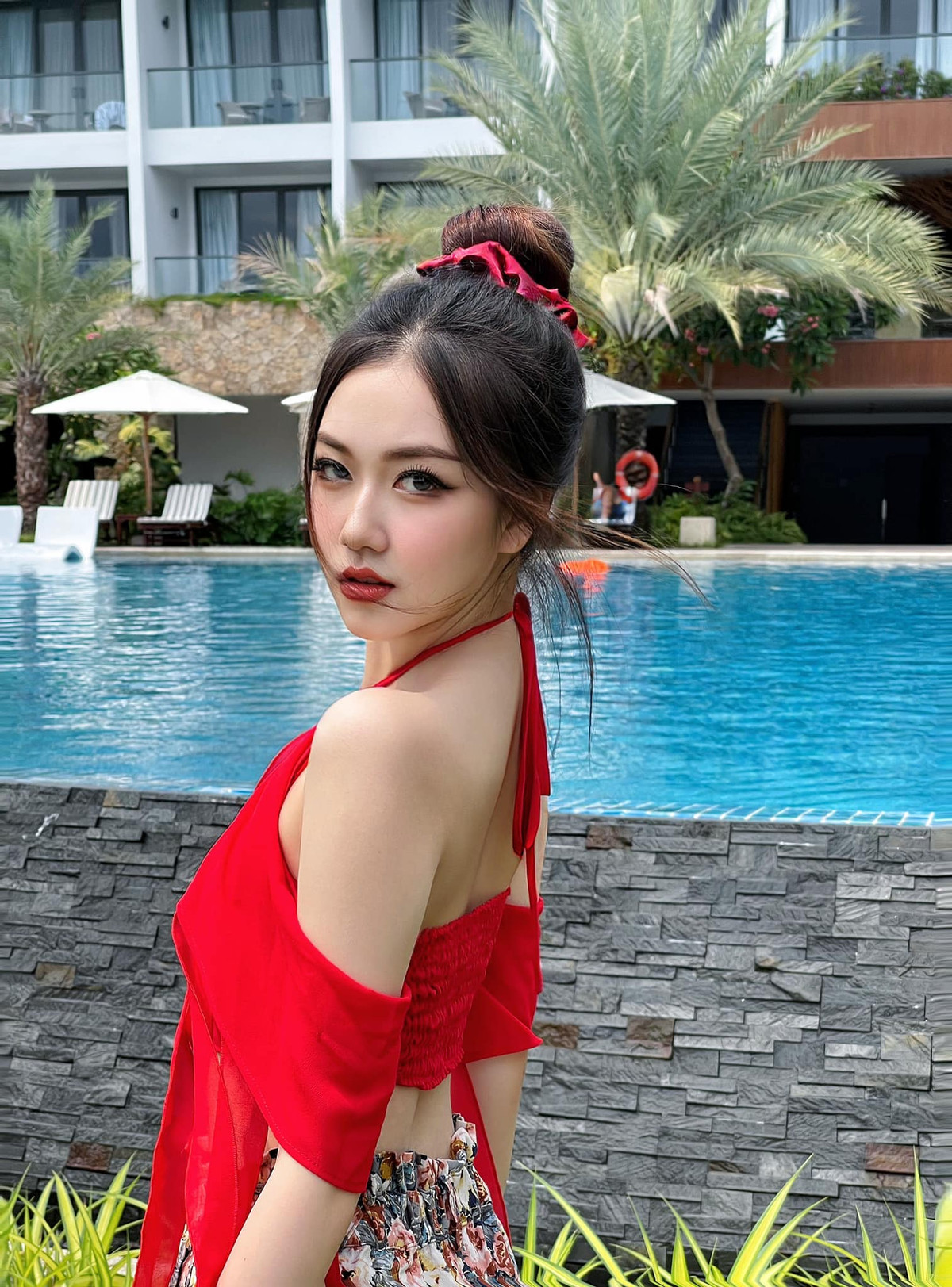 Nguyễn Vũ Thoại Nghi sinh năm 2005, đến từ TP.HCM là hot girl nổi tiếng trên MXH. Hiện tại, cô đang sống và học tập ở Mỹ.