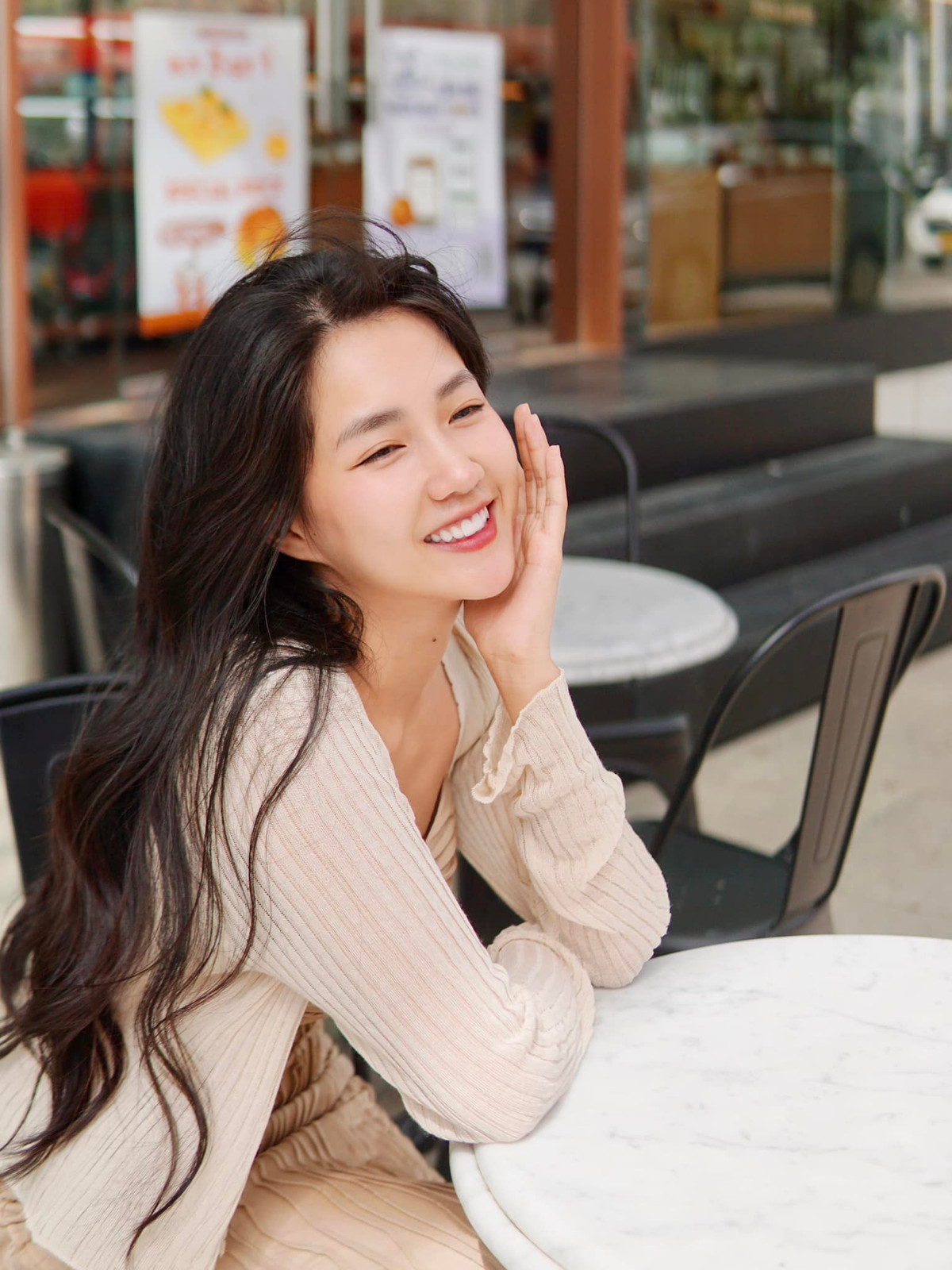 Sau khi nổi tiếng, cô nàng không chỉ đi chụp ảnh mẫu mà còn nhận được nhiều lời mời từ các nhãn hàng quảng cáo, đóng MV ca nhạc, làm MC,...