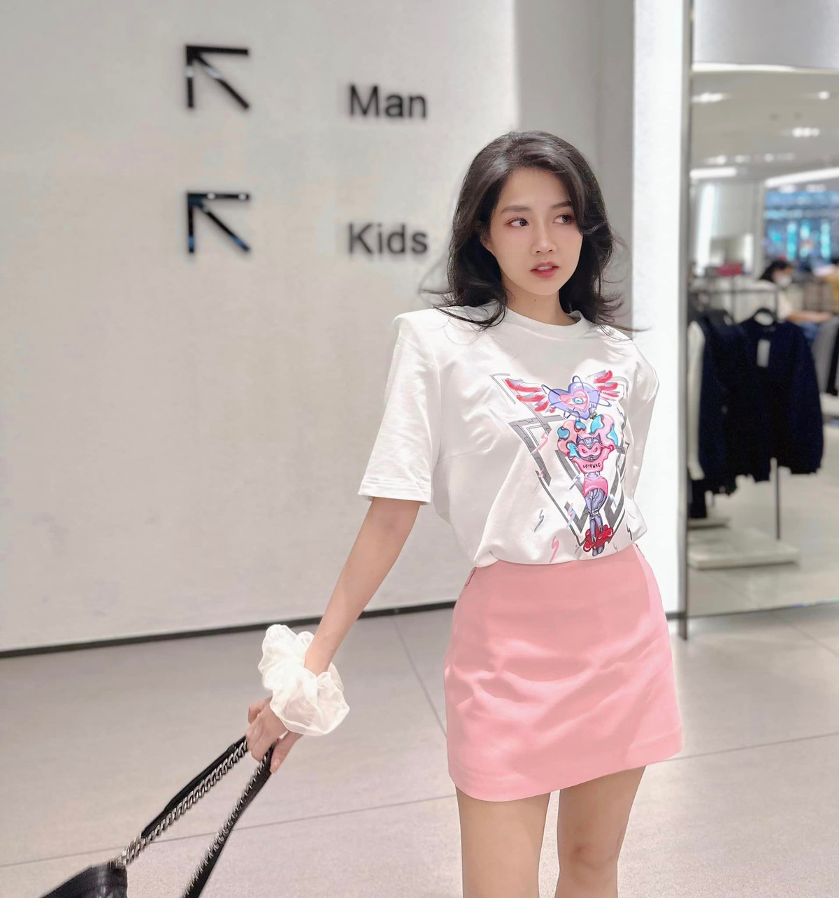 Phát ngôn này của Kiều Trinh lập tức gây bão dư luận. Phần đông cư dân mạng cho rằng cô đang nói bóng gió xúc phạm người Hà Nội. Nhận thấy mình lỡ lời, Kiều Trinh lập tức xóa dòng status nhạy cảm trên thay vào đó là những chia sẻ khác.