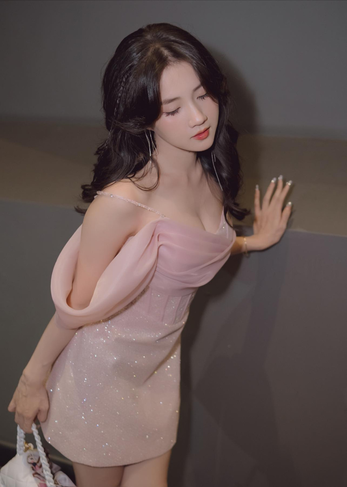 Sau status ỡm ờ chê bai đó, Kiều Trinh hứng nhiều gạch đá. Cô bạn quyết định xoá status và khoá luôn comment trên Facebook.