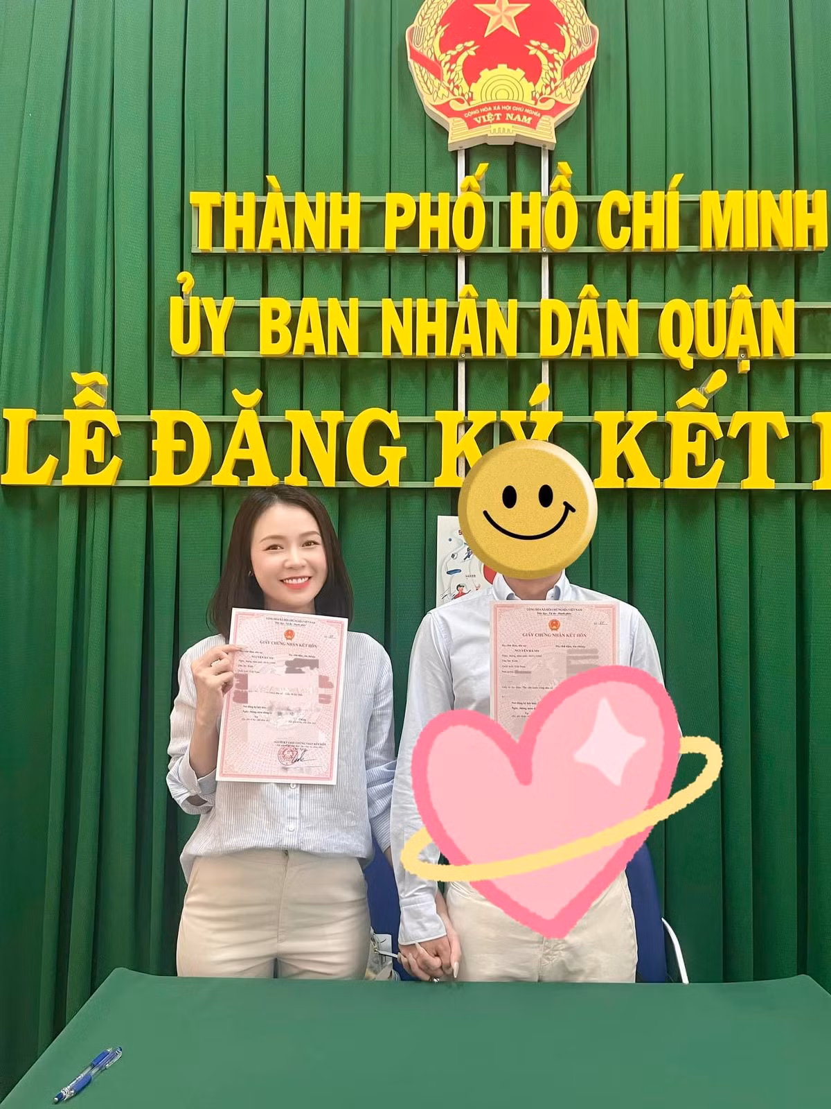 Tối 28/4, hot girl Sam khiến công chúng bất ngờ khi khoe ảnh đăng ký kết hôn. Trong hình, cô cười tươi tắn, nắm chặt tay chồng nhưng khéo léo che mặt. Kèm theo bức ảnh này, Sam viết: "Chính thức chốt sổ ạ!".