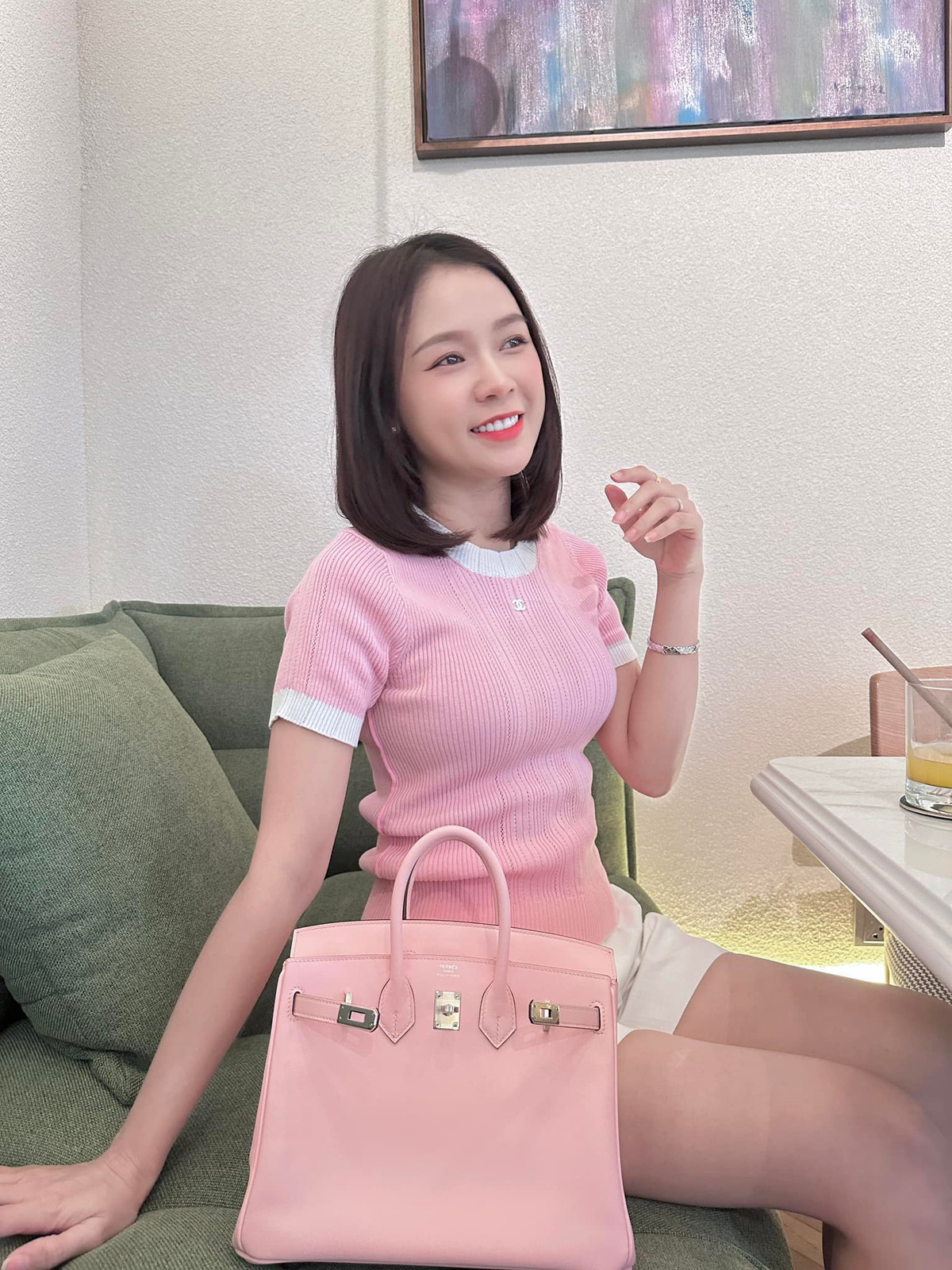 Trước đó không lâu, Sam cũng chính là người bắt được hoa cưới từ cô dâu trong đám cưới của Diệu Nhi - Anh Tú tại Phan Thiết.