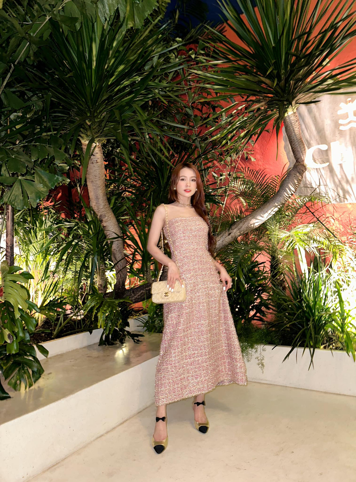 Dù không sở hữu chiều cao lí tưởng song gương mặt ngày càng xinh đẹp với vóc dáng nóng bỏng là lợi thế giúp cô chiếm trọn trái tim của khán giả.