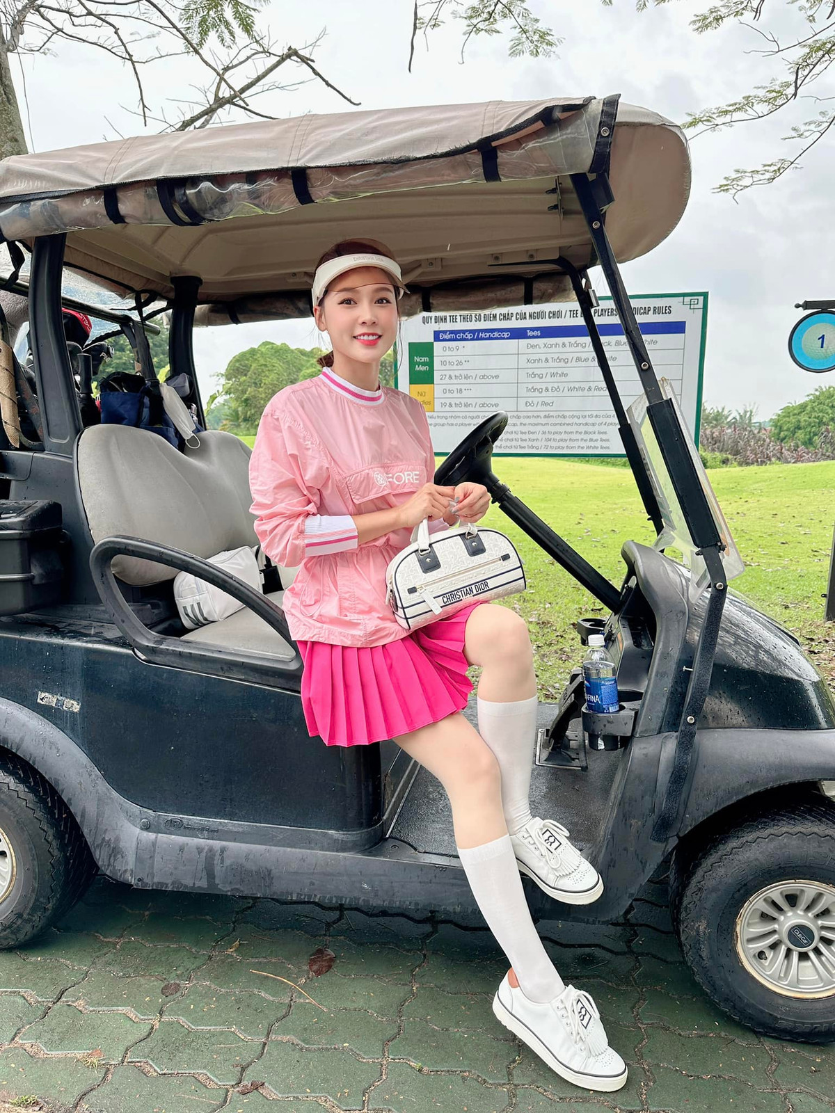 Cuộc sống xa hoa cùng với khối tài sản gần 100 tỷ đồng của Sam dù chỉ mới ở tuổi 29 khiến nhiều người phải trầm trồ, ghen tị. Ảnh: FBNV