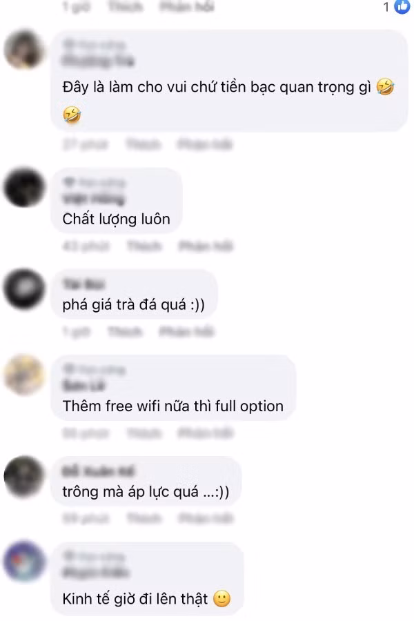 Xung quanh thân xe chị còn cẩn thận in sẵn giá của một ly trà đá. Thậm chí người uống trà đá của chị không cần phải có tiền mặt trong người mà có thể thanh toán hoàn toàn bằng cách chuyển tiền qua điện thoại.