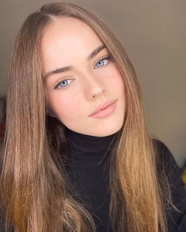 Trong các bộ ảnh gần đây, Kristina Pimenova gây ấn tượng với biểu cảm hút hồn cùng đôi mắt trong veo.