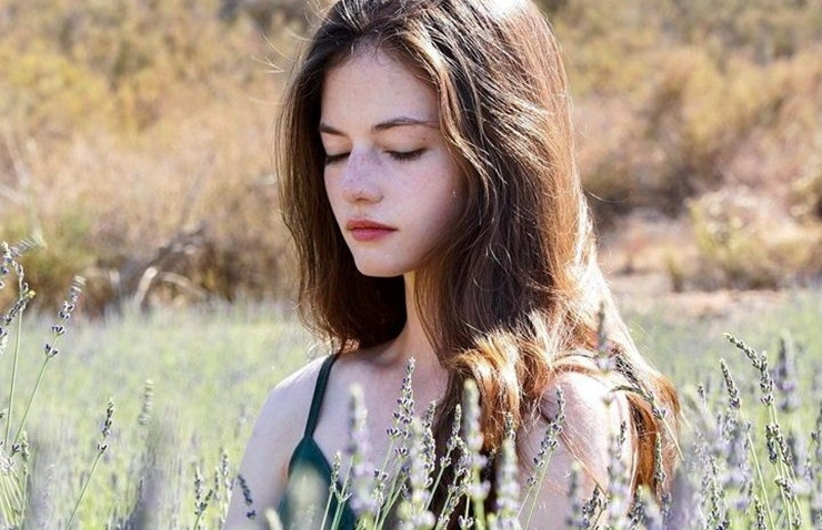 Kristina Pimenova hội tụ đủ những nét hoàn hảo của gương mặt như đôi mắt xanh to tròn, cằm vline, tóc vàng óng.