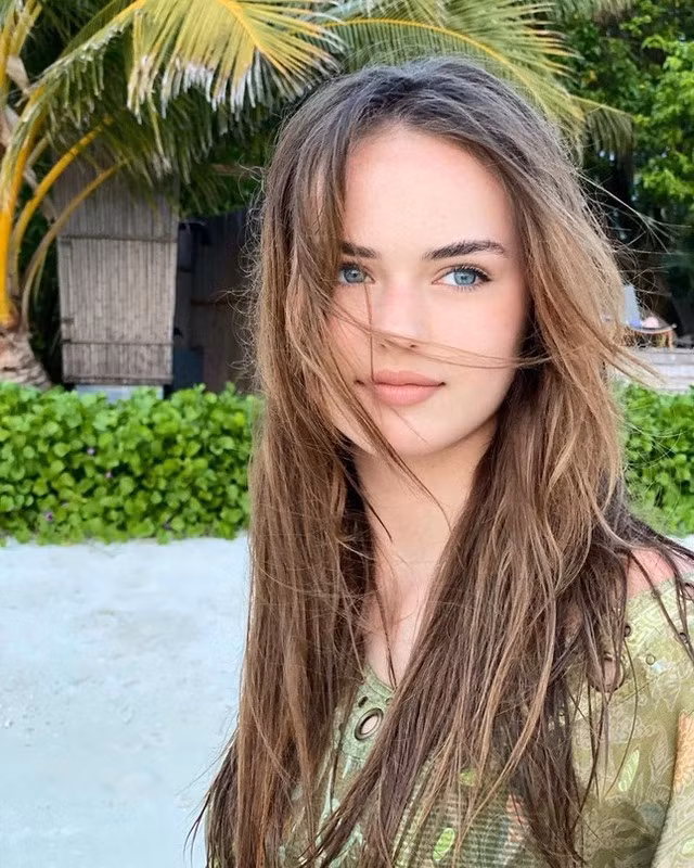 Dù không còn xuất hiện nhiều nhưng cô bé vẫn là gương mặt vàng được các nhãn hàng thời trang săn đón.