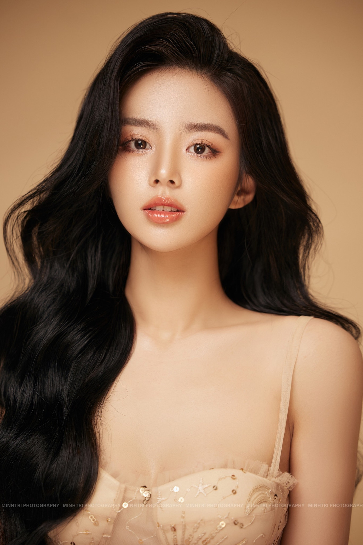 Tình trạng suy sút của Hằng ở trường kéo dài khiến gia đình phải chuyển học cho cô khi vừa hết lớp 7 với hi vọng cô có môi trường học tập tốt hơn.