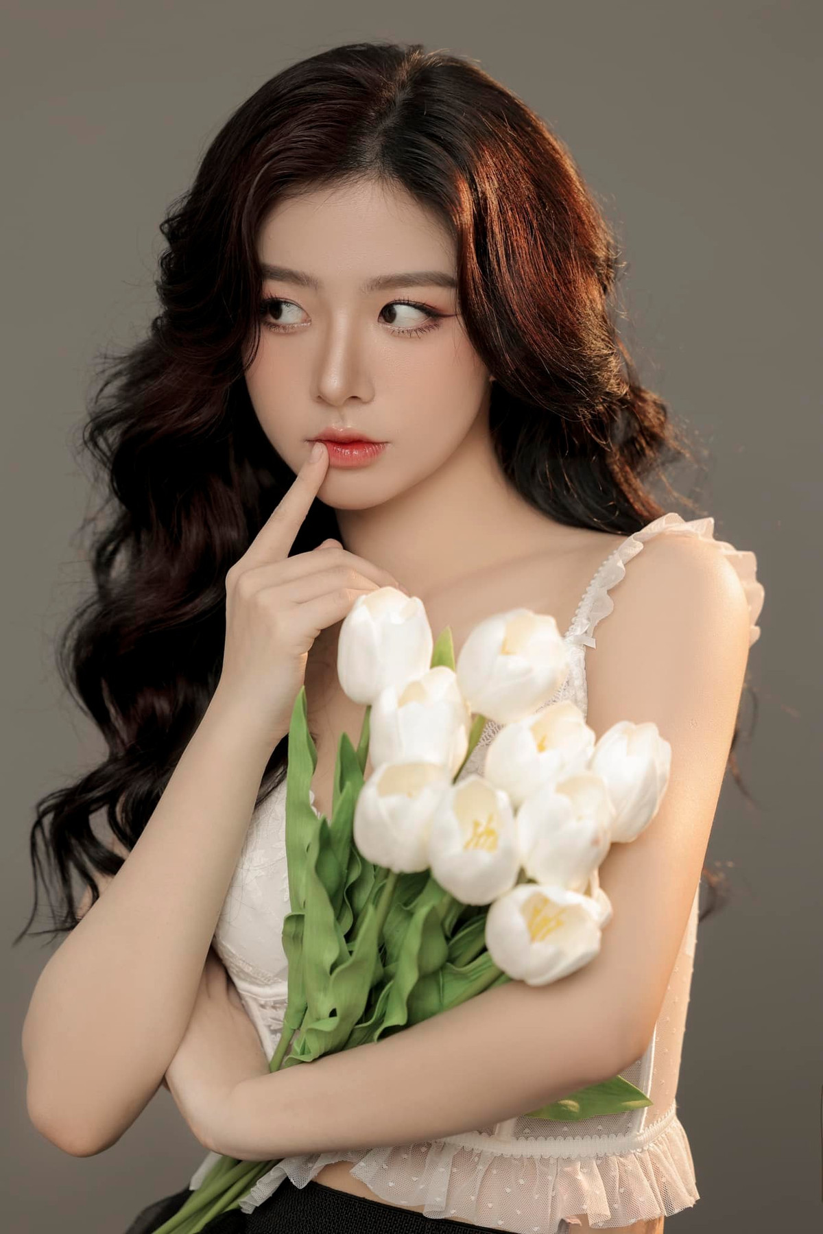 Trong một lần chia sẻ với báo Dân Trí, Phan Hằng cho biết cô từng bị bạo lực học đường từ thời cấp 2.