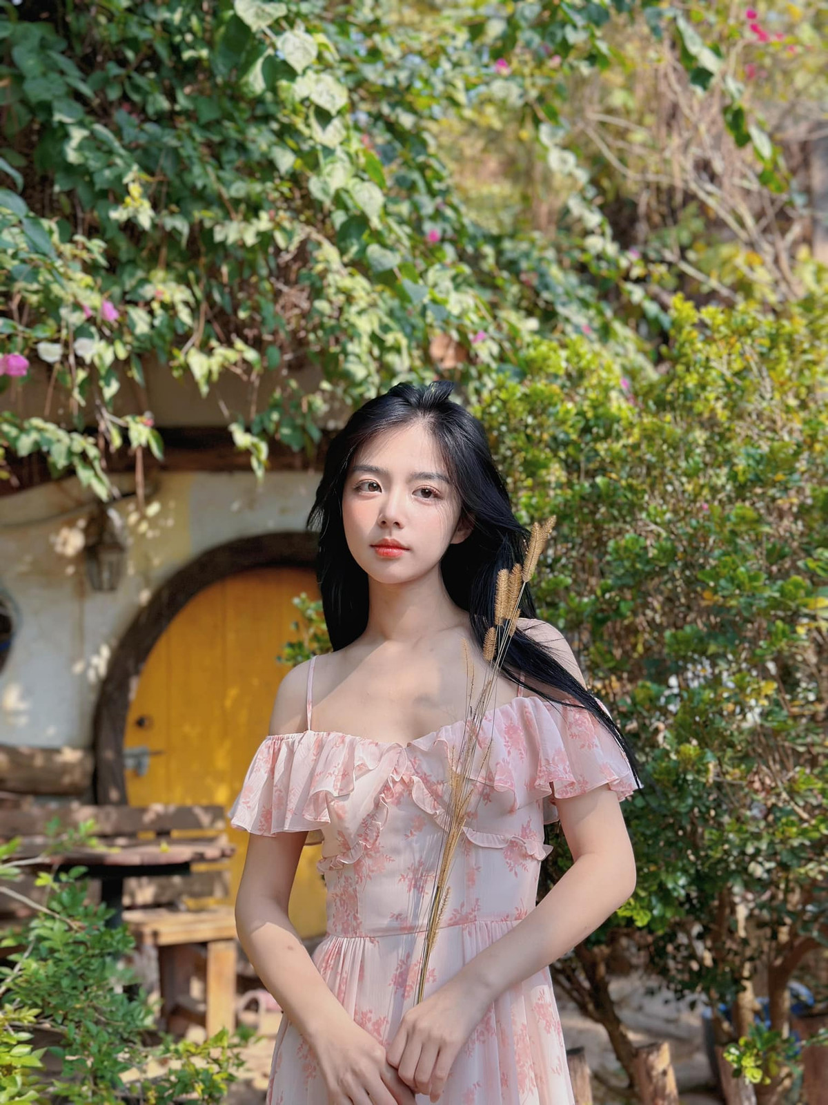 Cô cũng được biết tới trên mạng nhờ màn "lột xác" nhan sắc ngoạn mục từ khi còn là học sinh THPT.