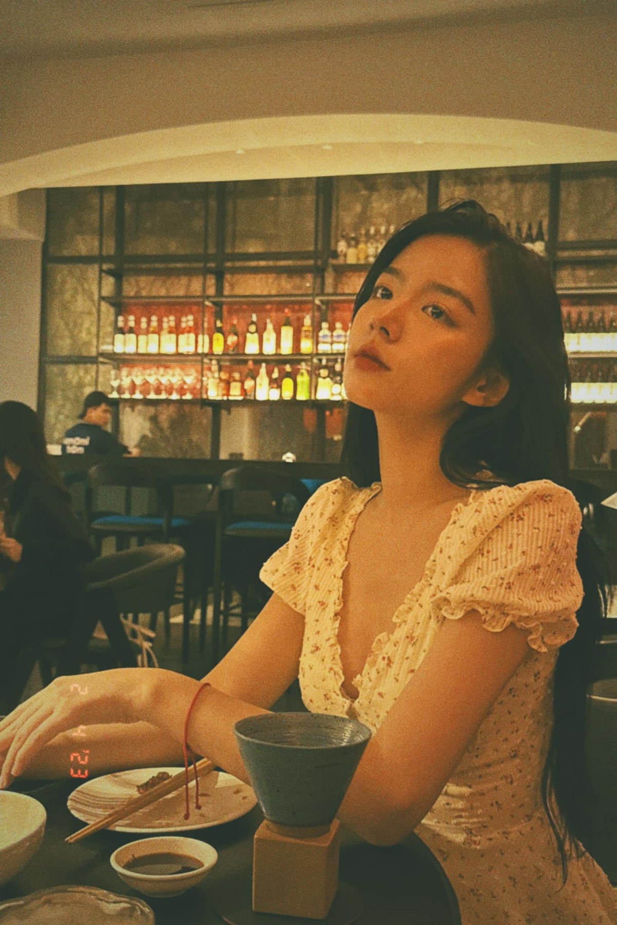 Tuy nhiên, sang môi trường cô vẫn bị trêu chọc, bắt nạt bởi lời đồn thổi lan sang cả ngôi trường mới. Đỉnh điểm của việc bị bắt nạt, Phan Hằng từng bị bạn học đổ rác lên bàn kèm lời nói khó nghe.