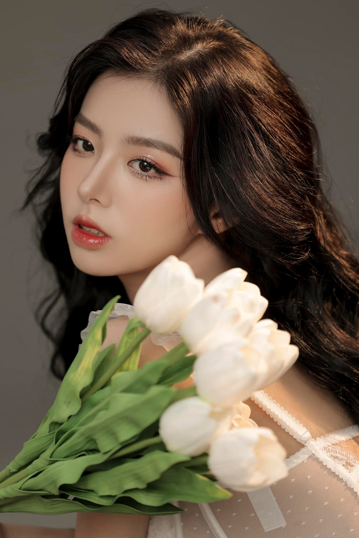 Theo đó từ cấp 2 nàng hot girl có thân hình gầy guộc, thấp bé, giọng nói lai giữa miền Bắc và miền Trung nên các bạn lấy đó làm cái cớ để trêu chọc.