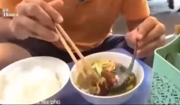 "Lần đầu Duy thấy món này ăn vào không thể phân biệt được đây là chân giò heo hay chân giò lợn"