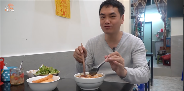 Review bún ốc bò: Cái vị chua mát, thanh nhẹ của nước dùng là cuốn hút. Và cảm giác mình ăn thì không cảm thấy ngán hay là ngấy gì cả, chúng được quyện với bún rất là hài hoà, chứ không bị loãng hay là nhạt.