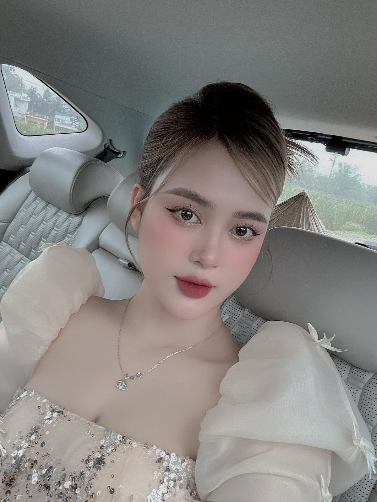 Vợ cầu thủ Vũ Tiến Long là cô nàng Diễm Quỳnh, sinh năm 2002, sở hữu nhan sắc xinh đẹp cùng vóc dáng quyến rũ, dù đã là mẹ 1 con.