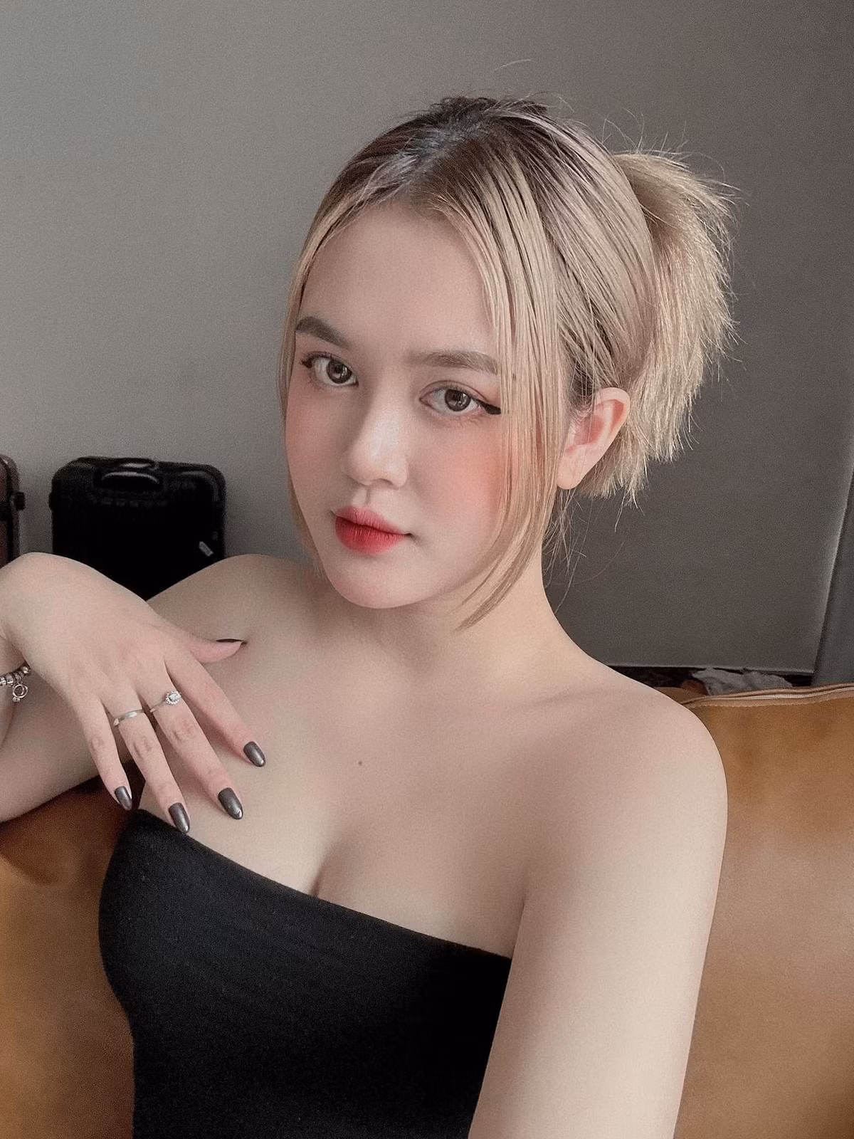 Làm trong lĩnh vực làm đẹp nên không ngạc nhiên khi vợ Vũ Tiến Long luôn xuất hiện trên MXH với giao diện long lanh, không tì vết.