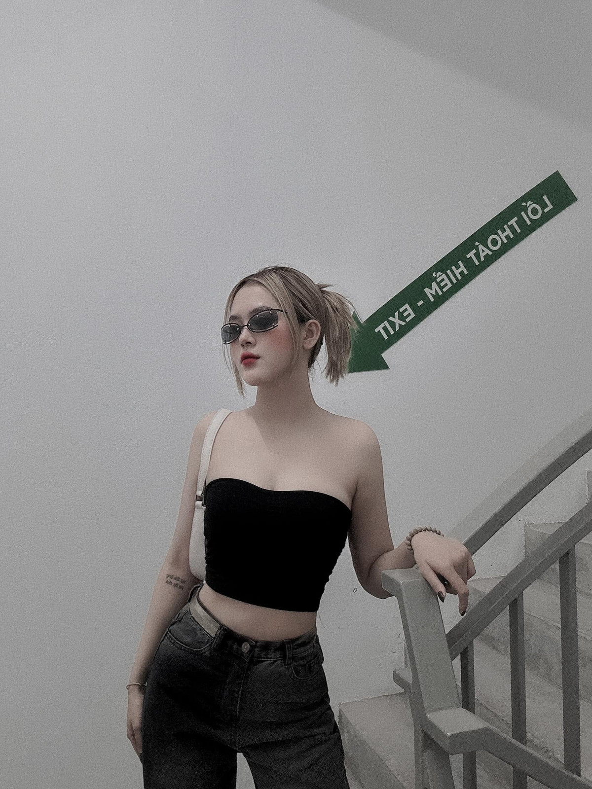 Nhờ lợi thế ngoại hình đẹp, cô tự tin lăng xê nhiều xu hướng thời trang hot theo phong cách gợi cảm.