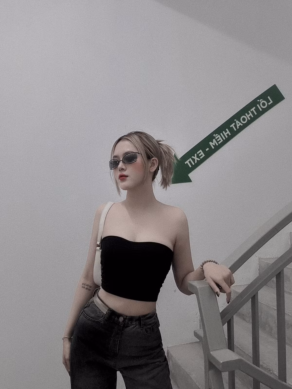 Nhờ lợi thế ngoại hình đẹp, cô tự tin lăng xê nhiều xu hướng thời trang hot theo phong cách gợi cảm.