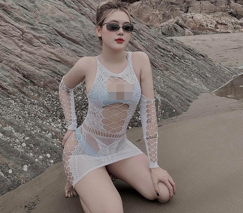 Trong lúc Tiến Long đang thi đấu cho CLB Hà Nội và lập thành tích cho đội nhà thì Diễm Quỳnh lại có màn "lên đồ" đi biển không thể rực rỡ hơn.