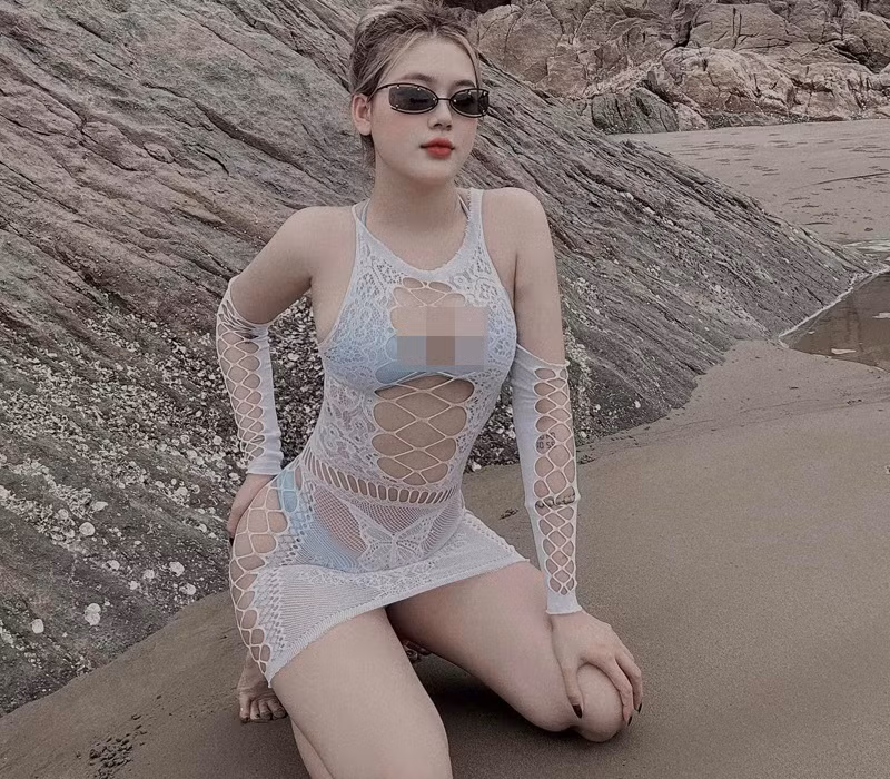 Trong lúc Tiến Long đang thi đấu cho CLB Hà Nội và lập thành tích cho đội nhà thì Diễm Quỳnh lại có màn "lên đồ" đi biển không thể rực rỡ hơn.