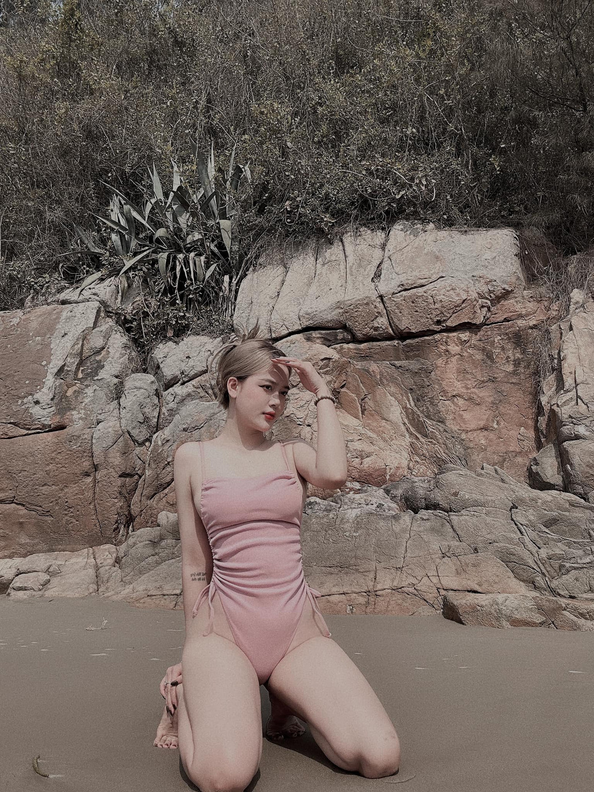 Dù vẫn đang nuôi con nhỏ nhưng cô nàng vẫn nhanh chóng lấy lại vóc dáng và đường cong gợi cảm như thời con gái.