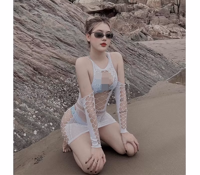 Thân hình đầy đặn cùng những đường cong và 3 vòng chuẩn chỉnh của cô khiến không ít các fan phải ghen tỵ với trung vệ của U23 Việt Nam.