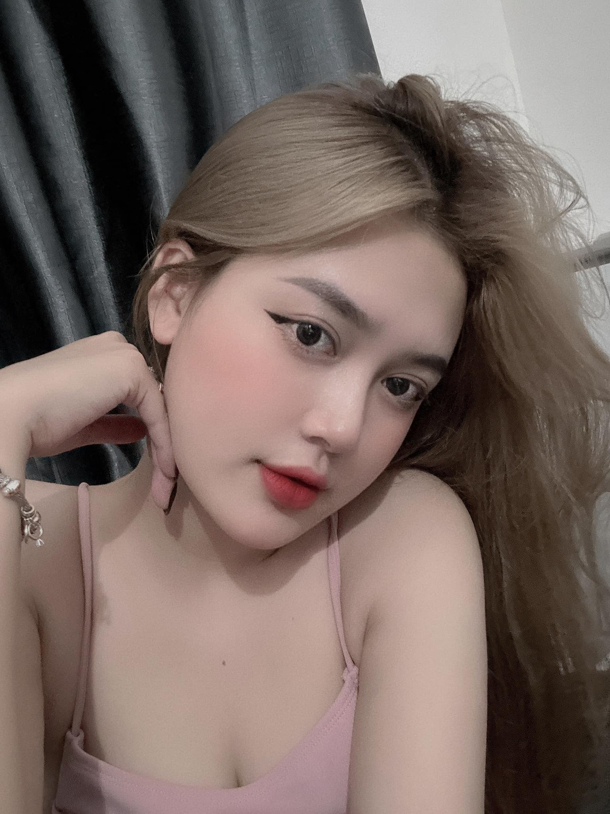 Nếu Vũ Tiến Long gây ấn tượng bởi vẻ ngoài điển trai thì Diễm Quỳnh lại thu hút mọi ánh nhìn với nhan sắc ngọt ngào.