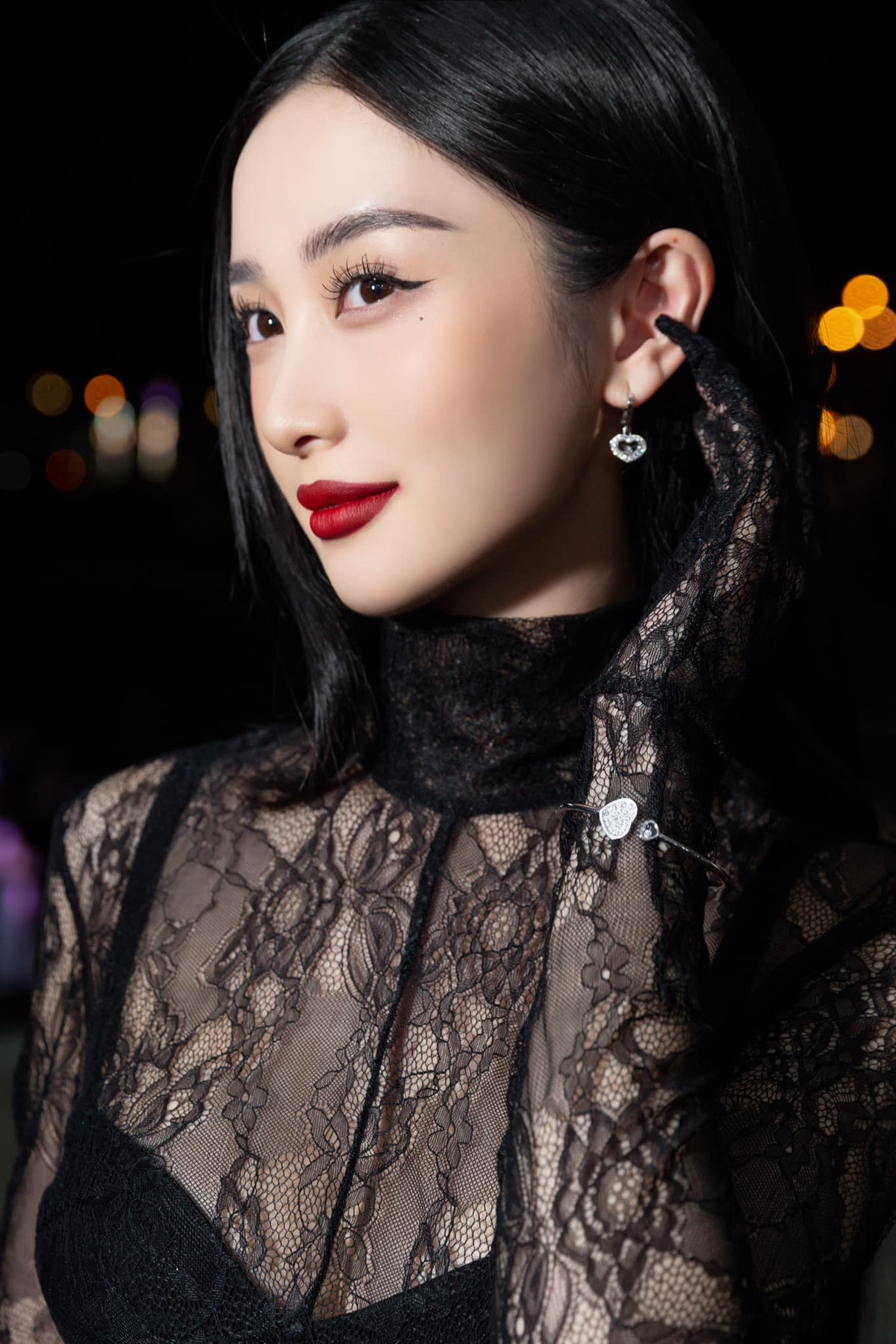 Trước đó, Jun Vũ cũng thừa nhận cô tu sửa vòng 1 để phục vụ nghệ thuật.