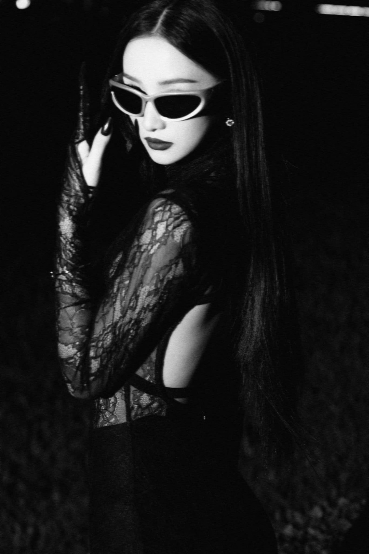 Để outfit thêm phần ấn tượng, người đẹp diện thêm kính viền trắng và tô son màu đỏ đậm.