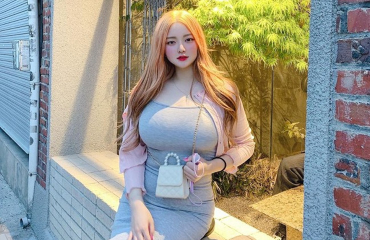 Trên trang cá nhân, nàng hot girl liên tục khiến dân tình sốt xình xịch với những màn khoe dáng nóng bỏng.