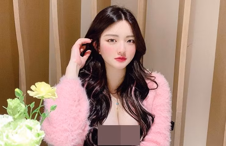 Cô từng tham gia cuộc thi Miss Maxim 2021 và được đánh giá cao bởi nét đẹp "phồn thực".