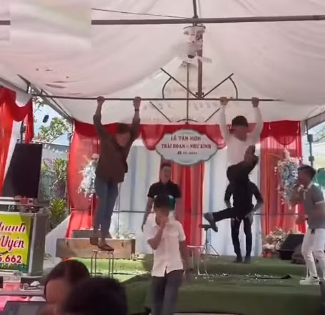 Nhung man dua qua tron trong dam cuoi, vui thoi dung vui qua